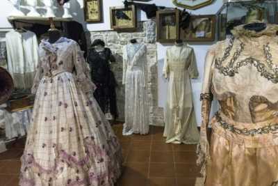 Acquaviva, in mostra raffinati abiti secolari: �Sono stati salvati dal cassonetto�